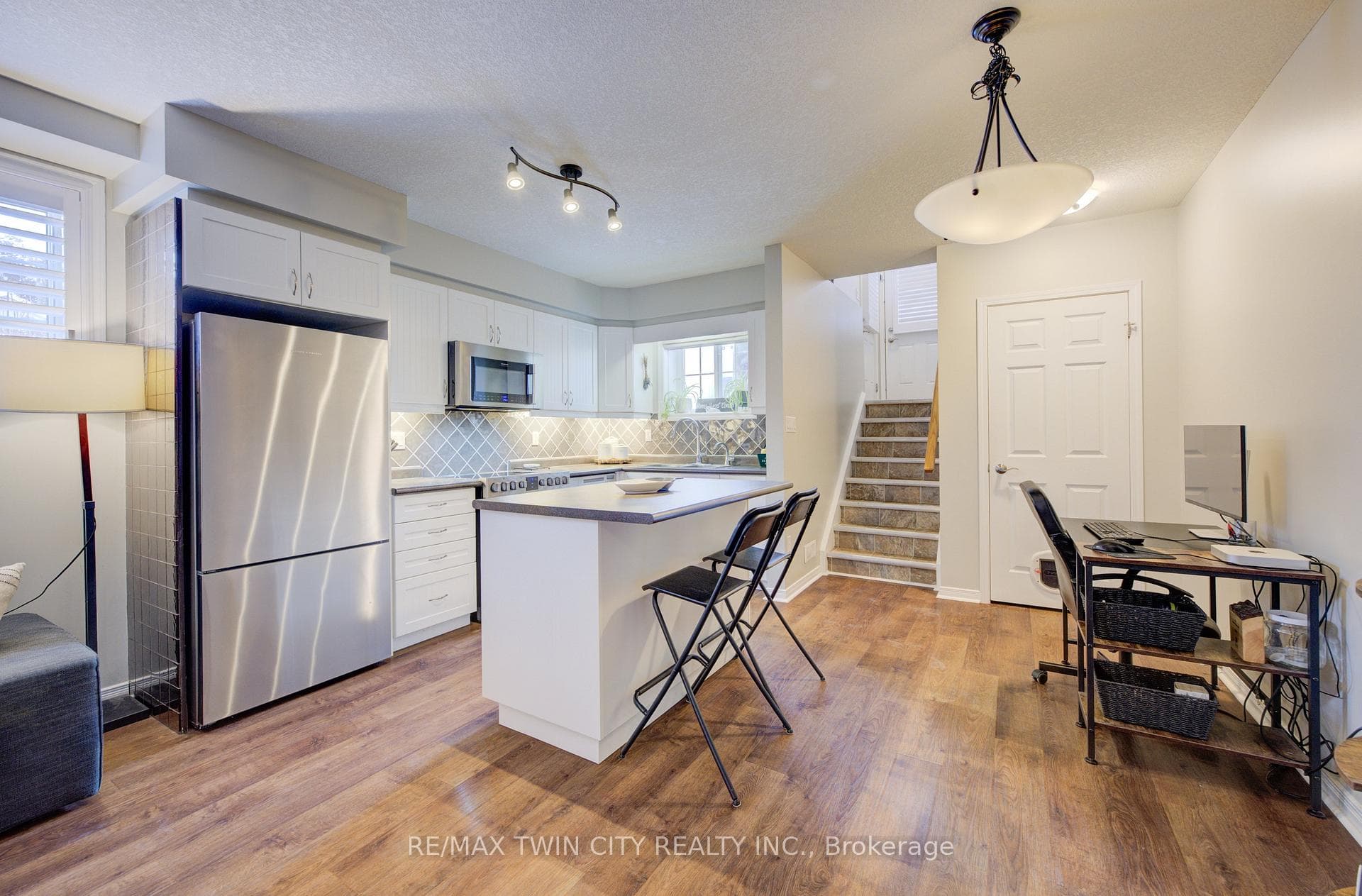 240 WESTMEADOW Drive photo 3