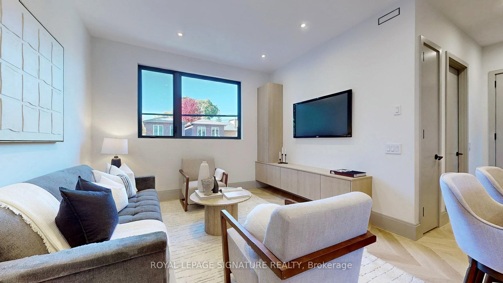 82 Gough Avenue Unit Laneway photo 5