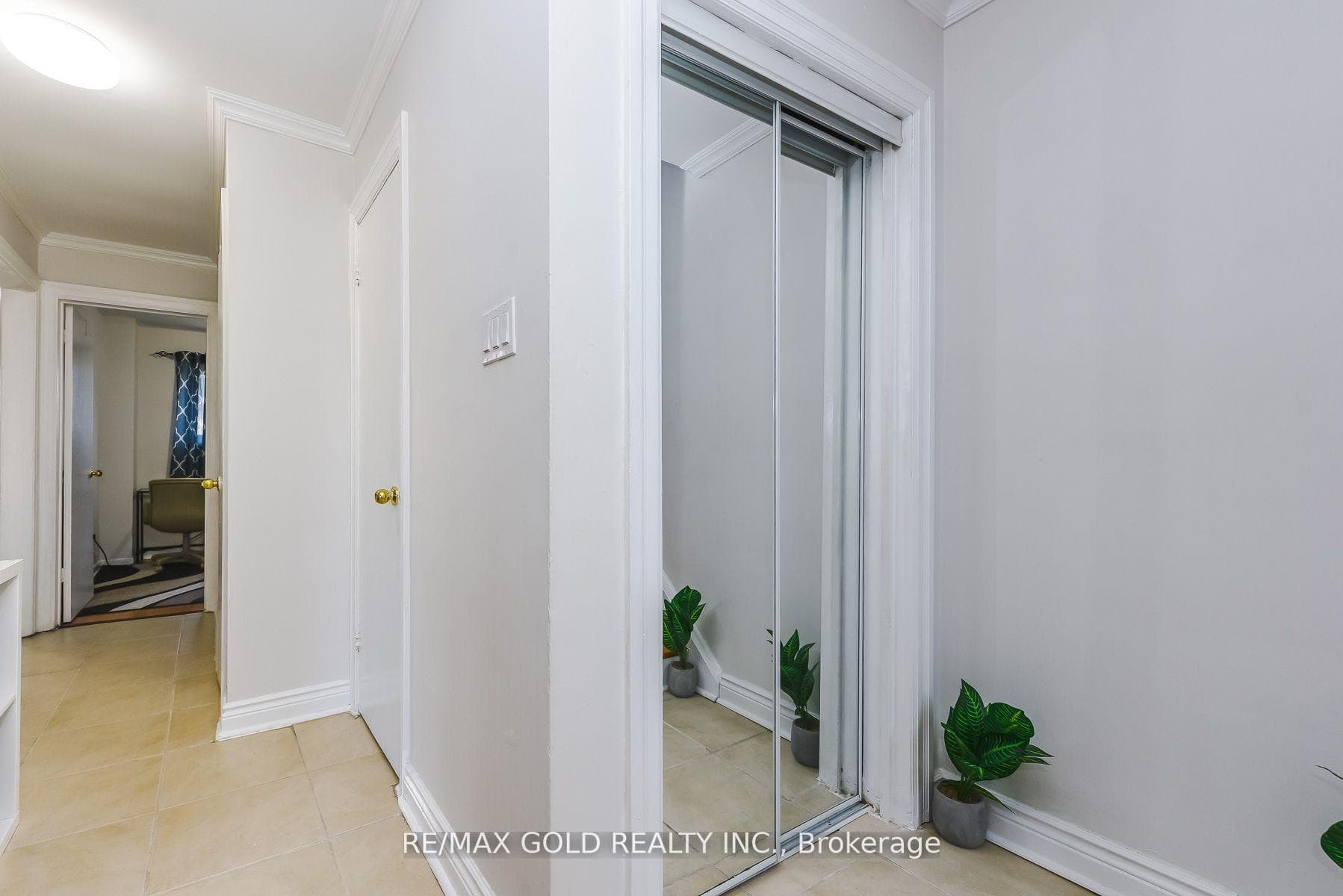 7464 Homeside Gardens photo 4