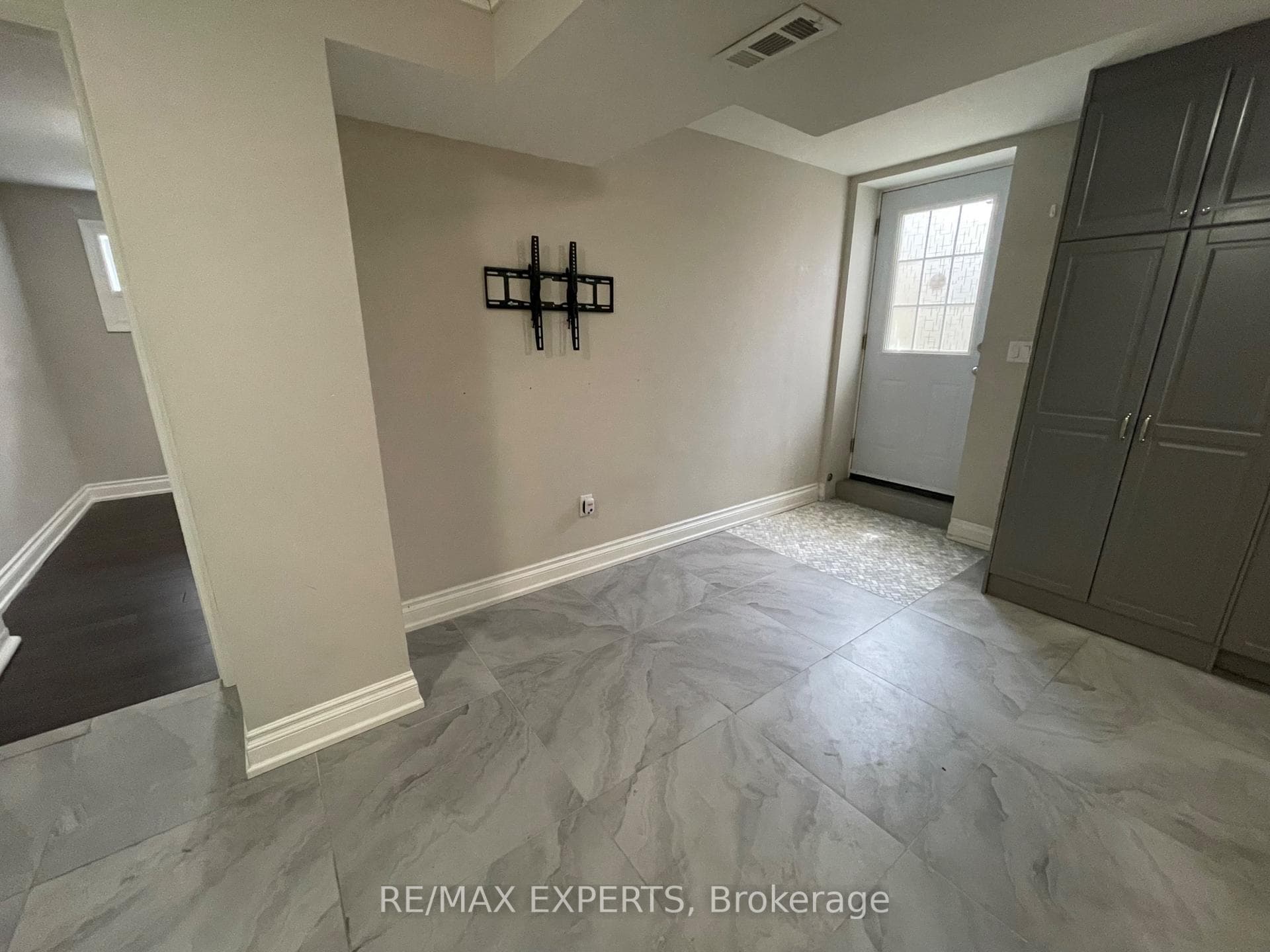 6 Cathcart Crescent Unit BASEMENT photo 8