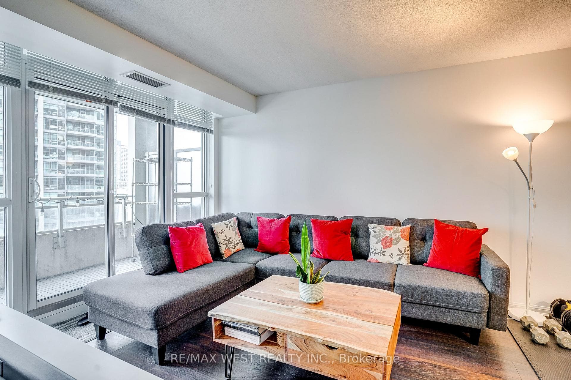 35 Bastion Street Unit 1013 photo 8