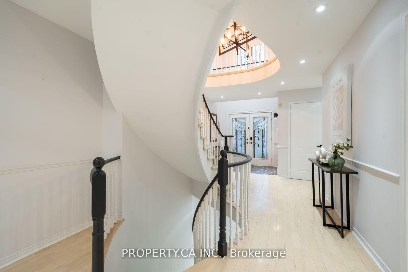 204 Beverley Glen Boulevard photo 3