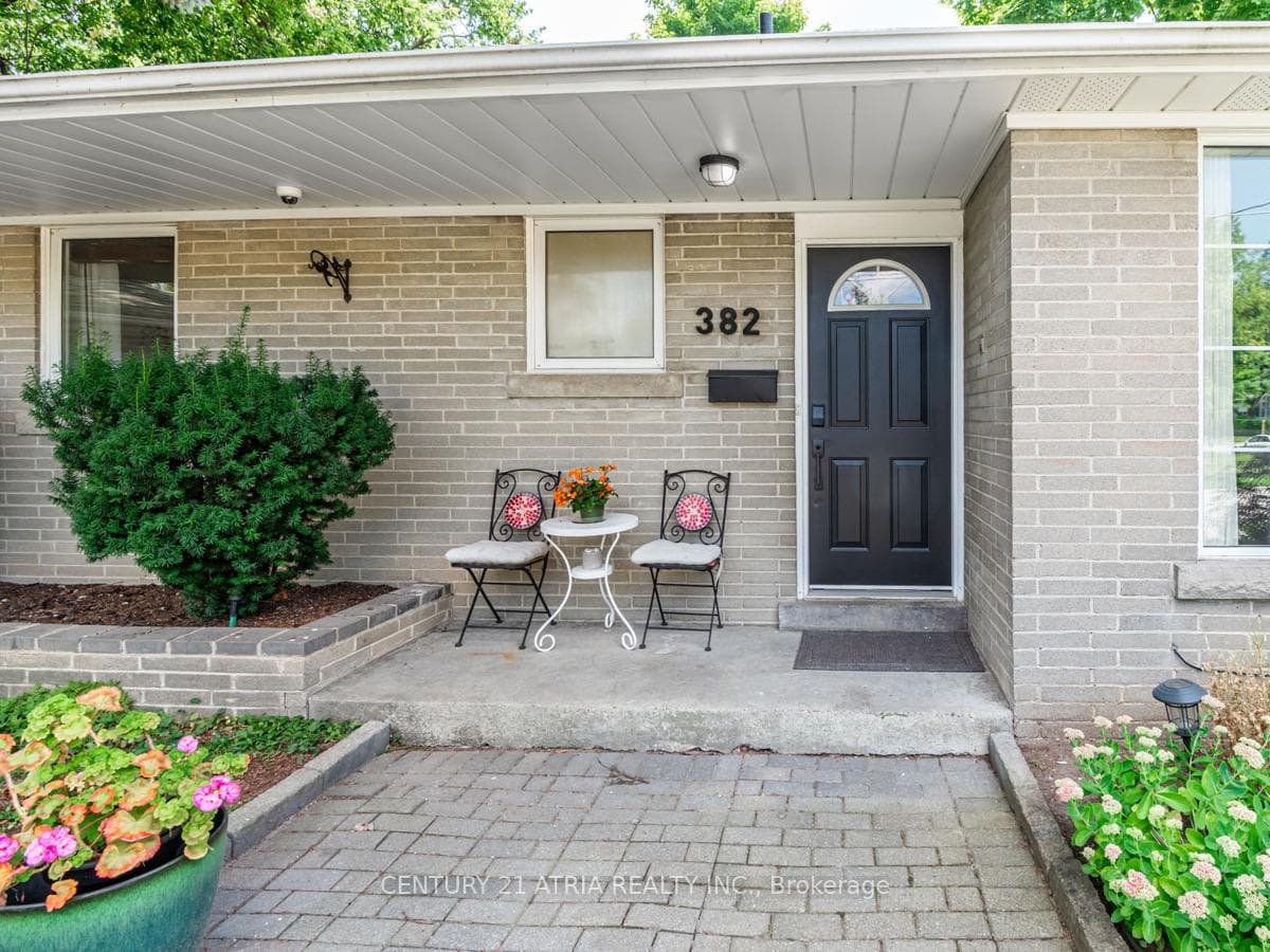 382 Lynett Crescent photo 4