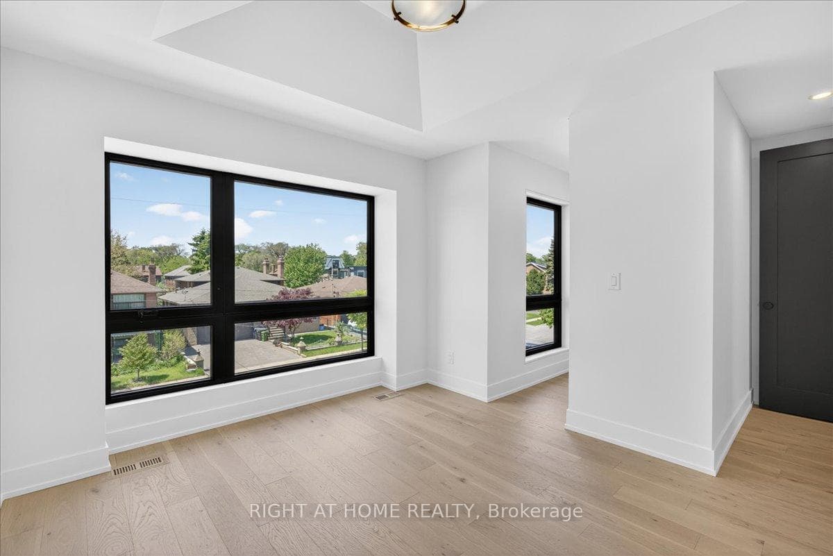 15B ROSEMEADE Avenue photo 32