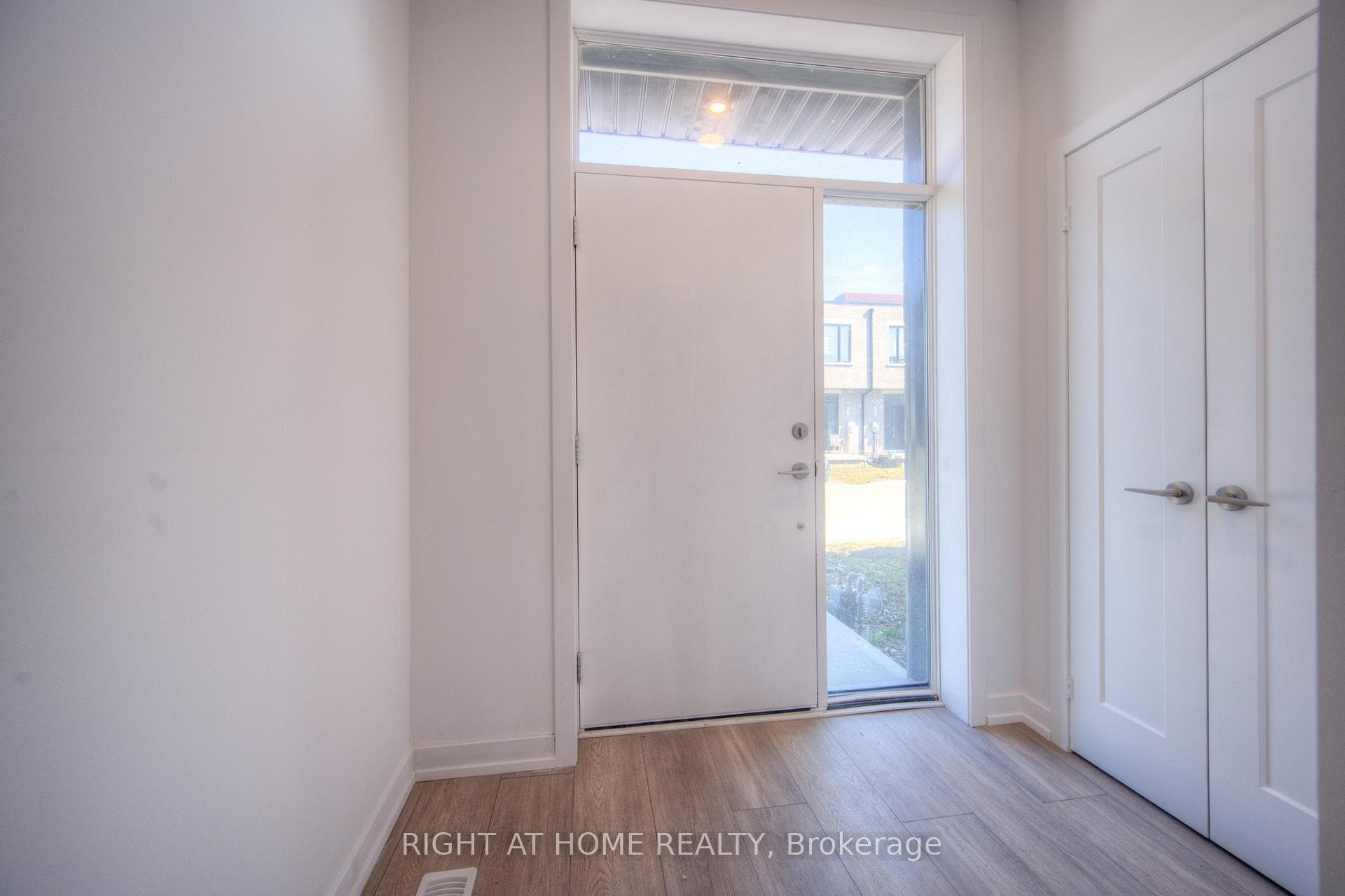 416 Dundas Street Unit 10 photo 4