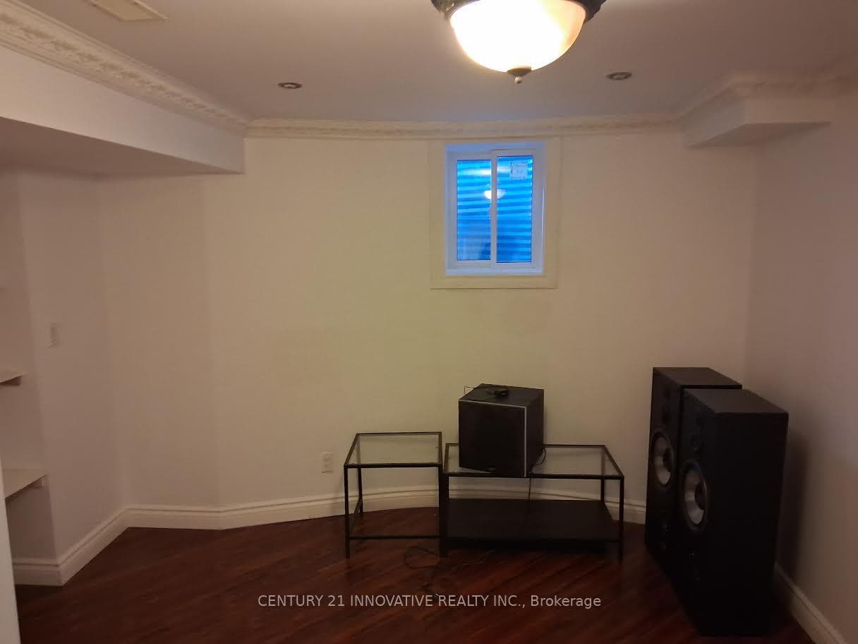 54 Muscat Crescent Unit Bsmt photo 8