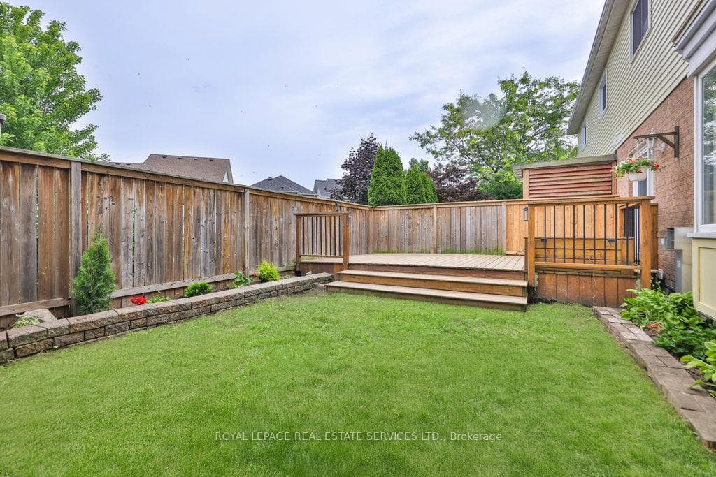 100 Fellowes Crescent photo 39
