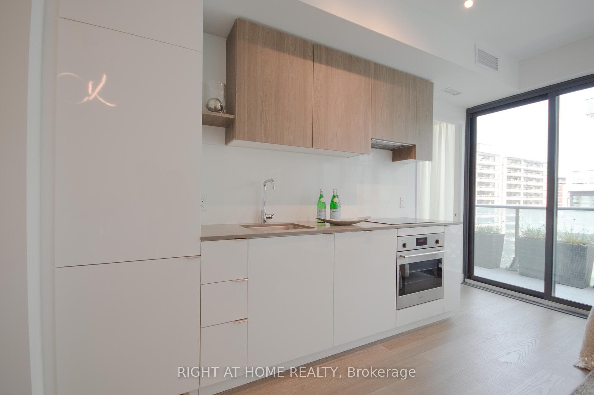 161 Roehampton Avenue Unit 709 photo 5