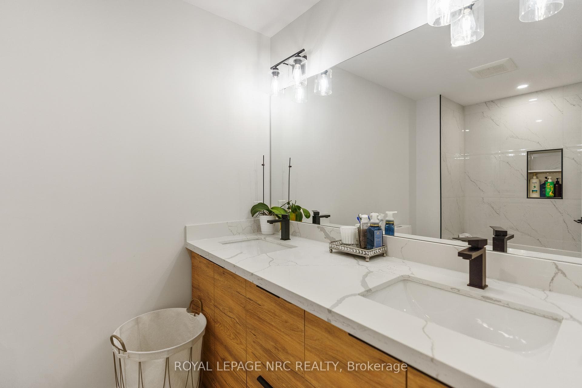 7386 Splendour Drive Unit Upper photo 17