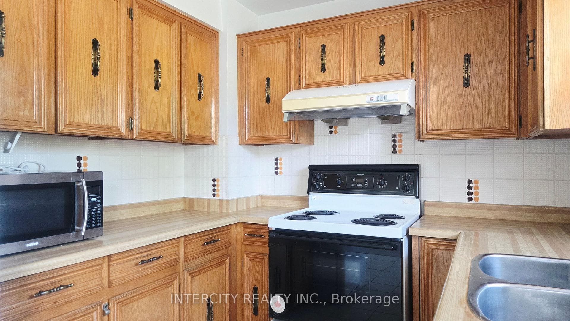 49 Mossbrook Crescent photo 4