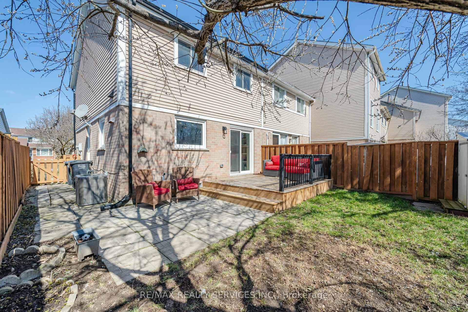 21 Courtleigh Square photo 38