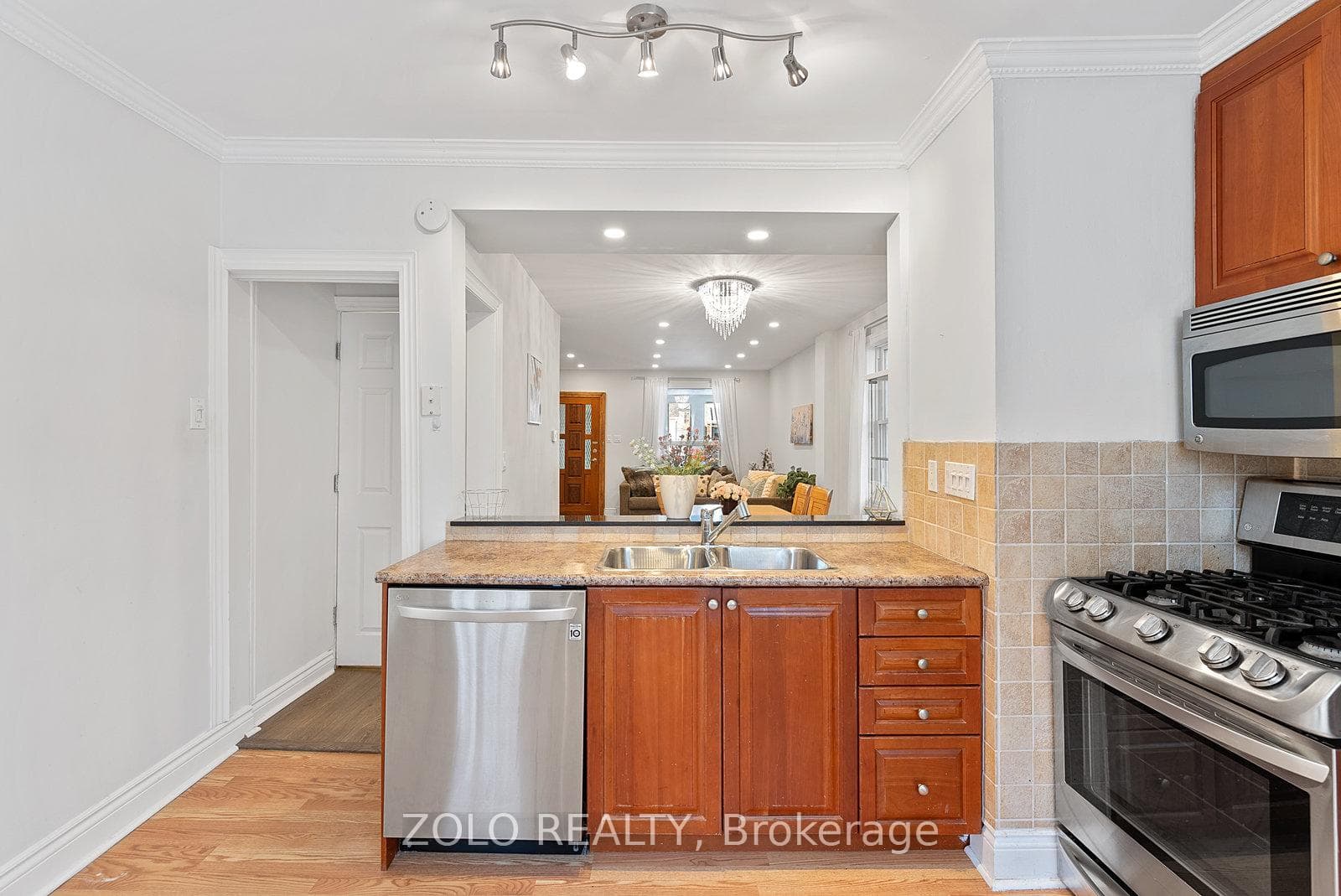 345 Queensdale Avenue photo 16