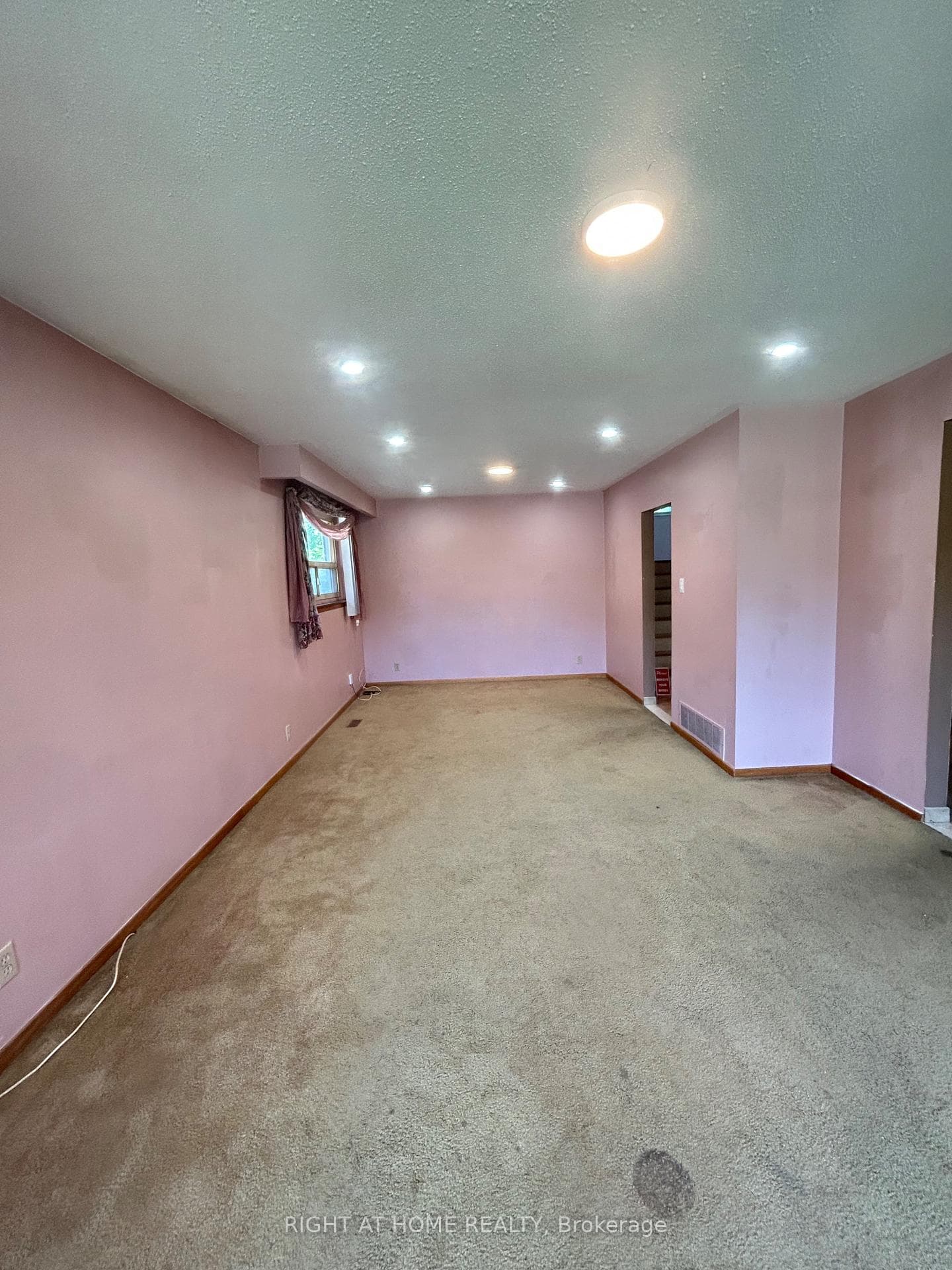 1010 Bloor Street photo 19