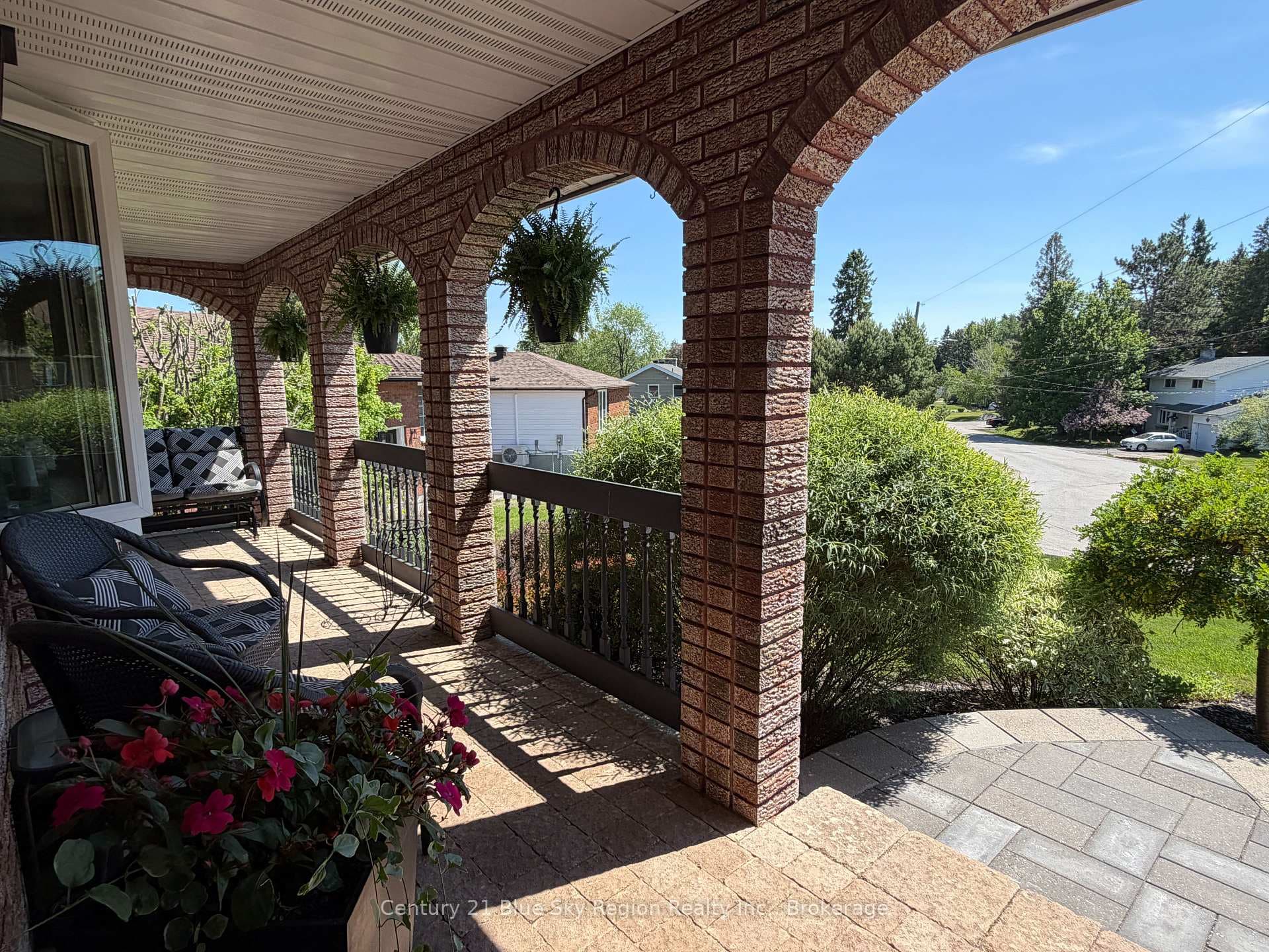 790 LAURENTIAN Avenue photo 4