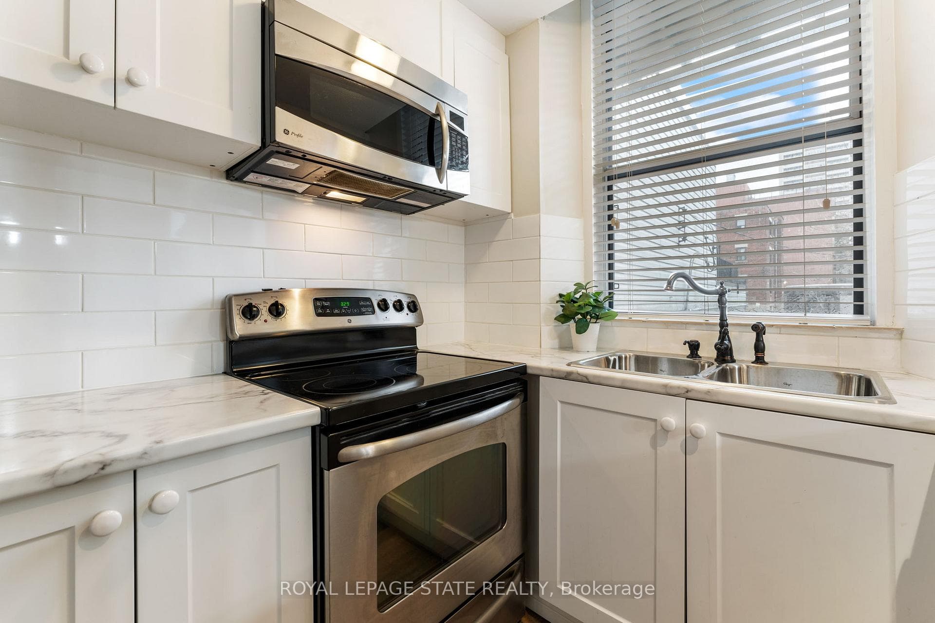 154 James Street South Street Unit Unit 2 photo 8