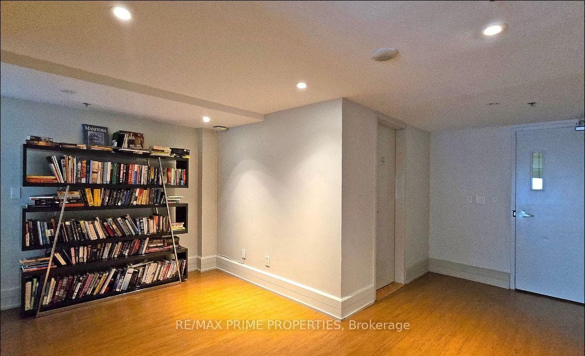 111 Elizabeth Street Unit 1823 photo 15