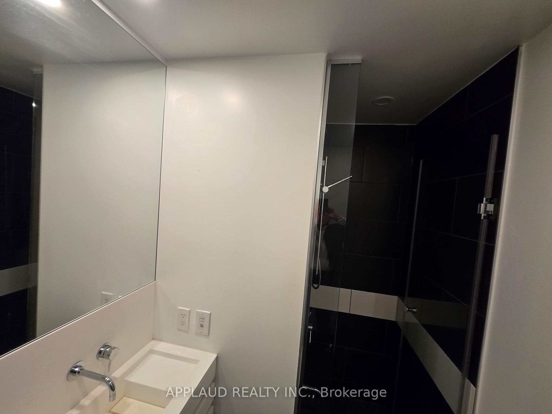197 Yonge Street Unit 5002 photo 13