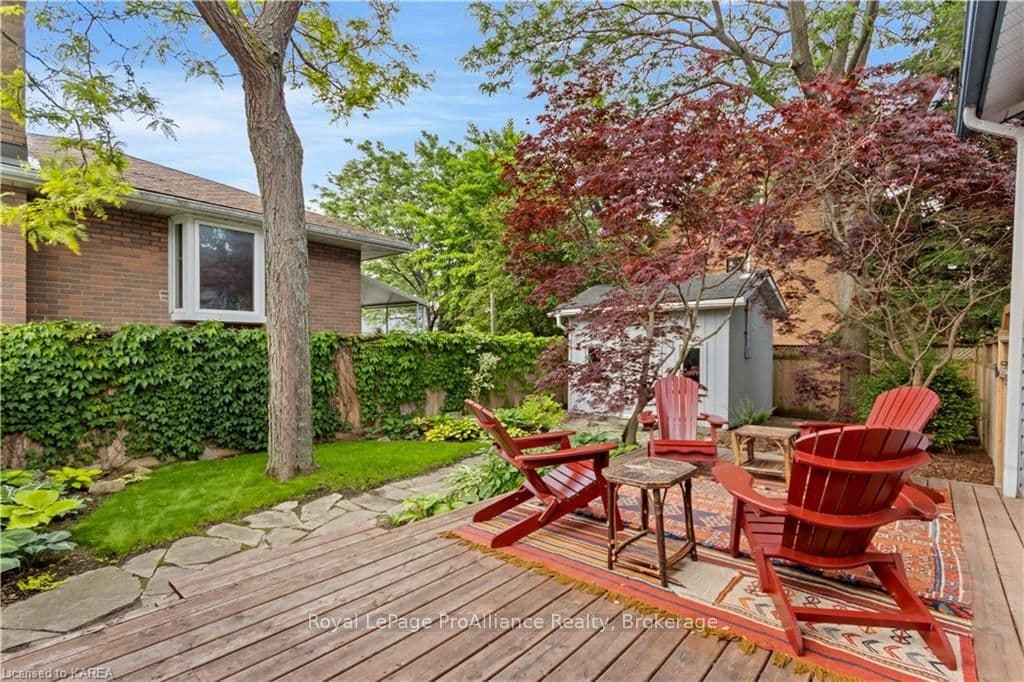 93 MOWAT Avenue photo 25