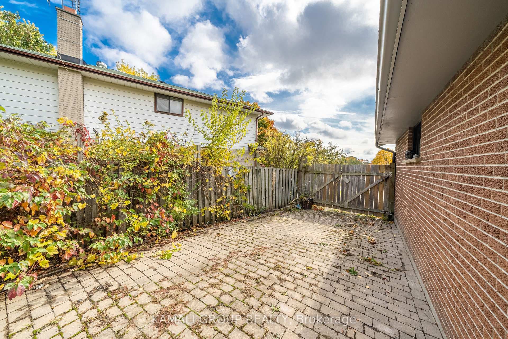 913 Carnaby Crescent photo 32