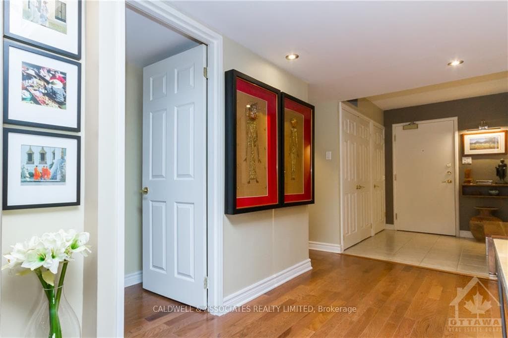 160 GEORGE Street Unit 1405 photo 3