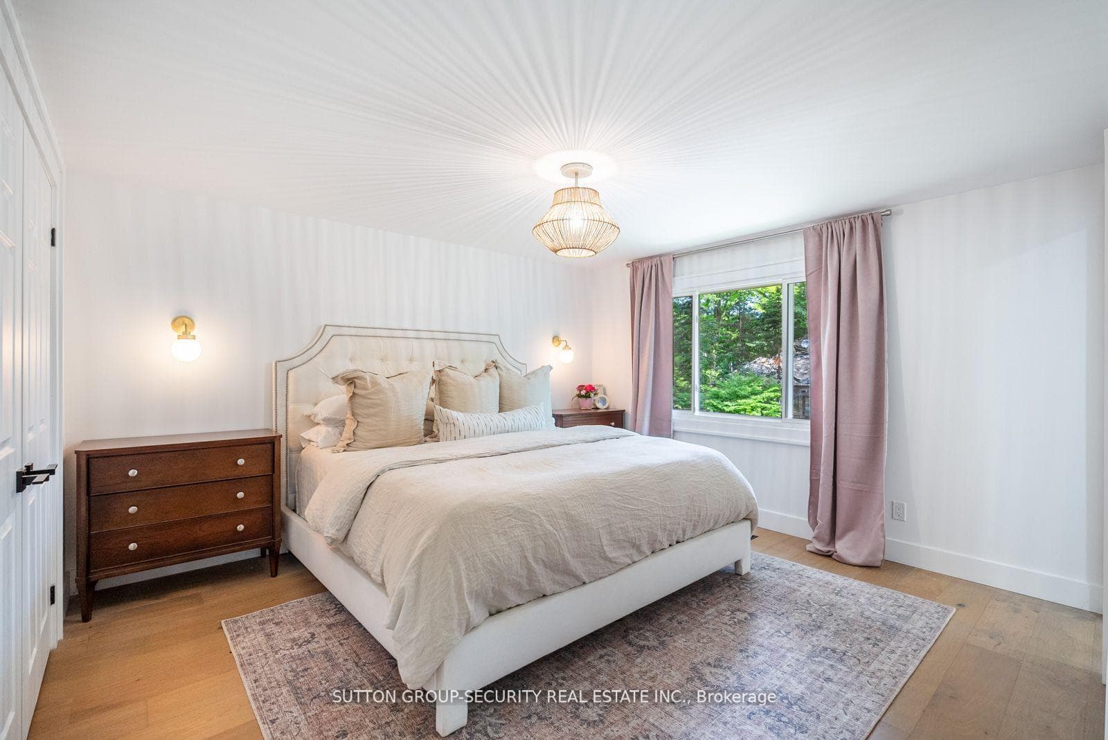 1665 Missenden Crescent photo 17