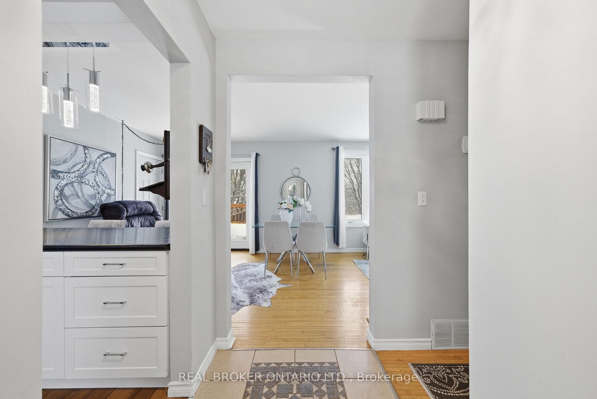1157 Lakeshore Road photo 4