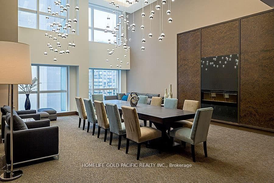 386 Yonge Street Unit 1716 photo 12