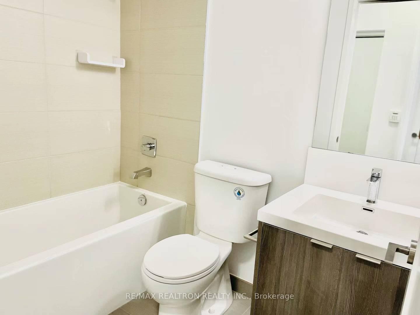 101 Erskine Avenue Unit 220 photo 5