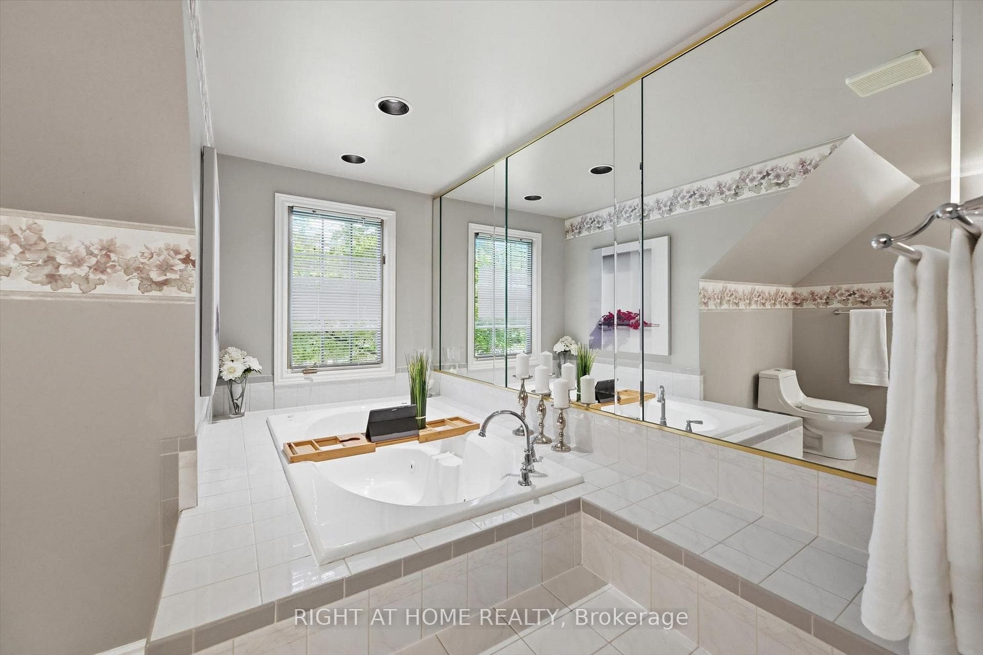 Primary Ensuite - Jetted Tub, Walk-in Shower
