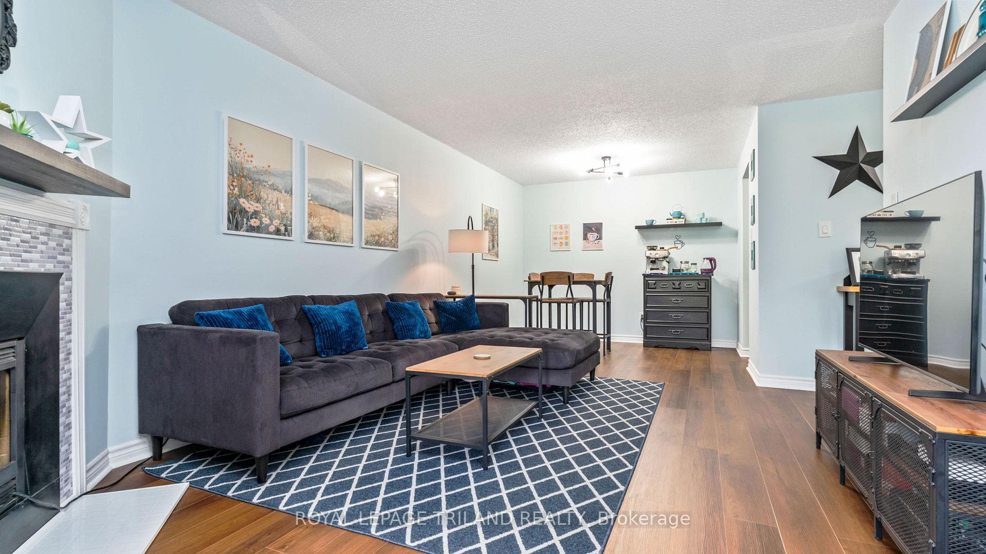 735 DEVERON Crescent Unit 116 photo 4