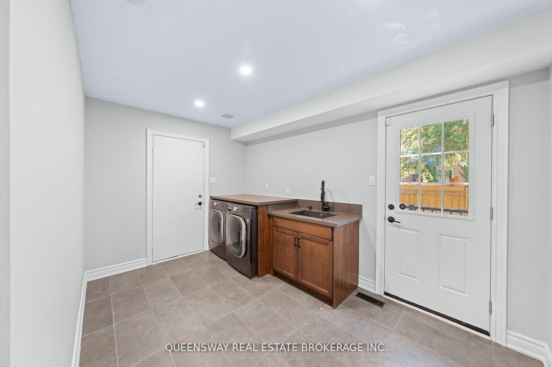 619 Culler Mews photo 28