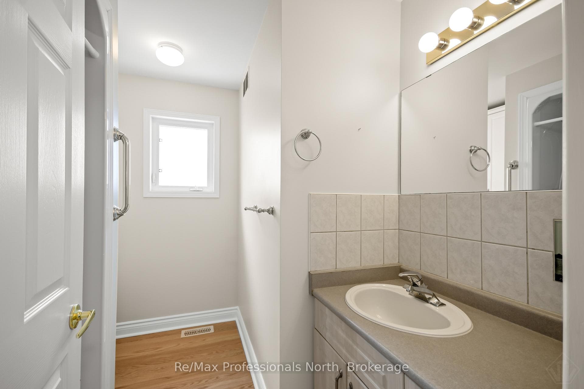 111 Pineridge Gate photo 9