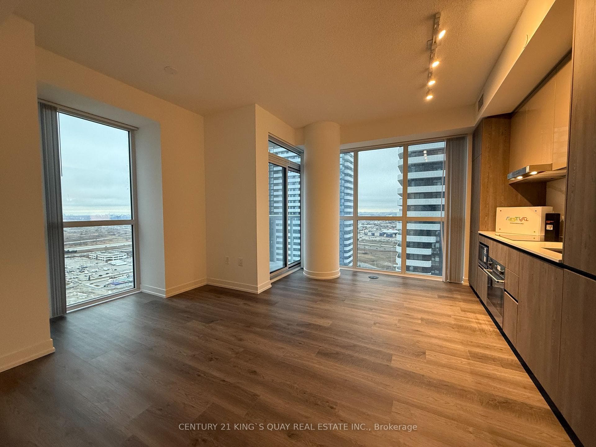 8 Interchange Way Unit 3312 photo 4