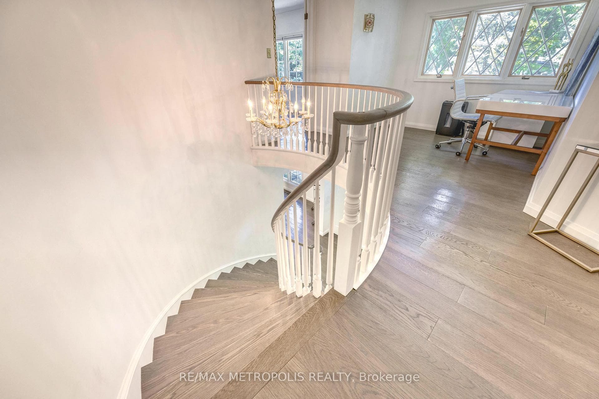 823 Tudor Close photo 22