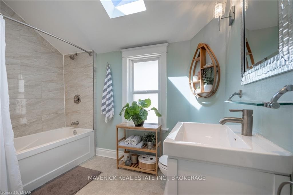 82 SPRINGBANK Drive photo 15