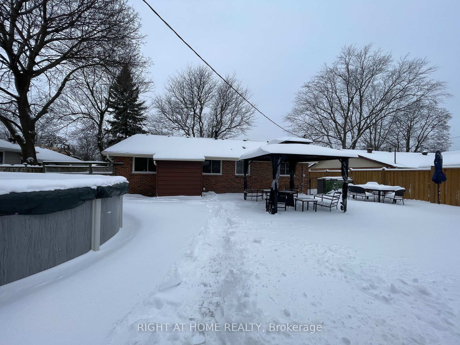 345 Maplewood Crescent photo 33
