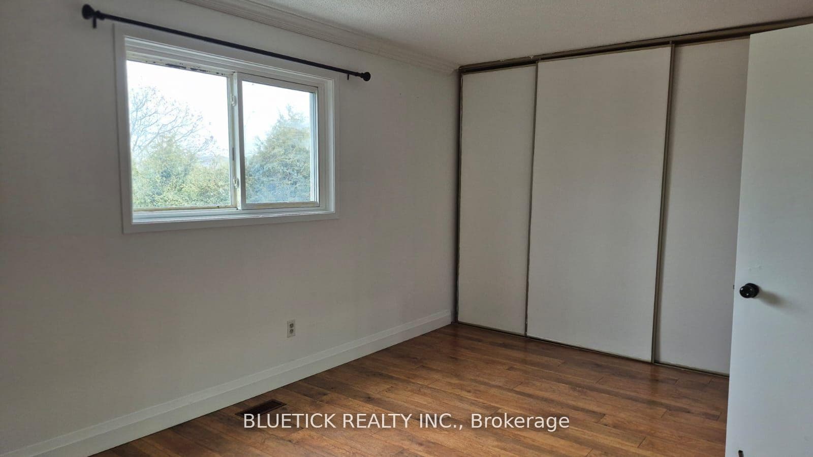 192 Simmons Boulevard photo 3