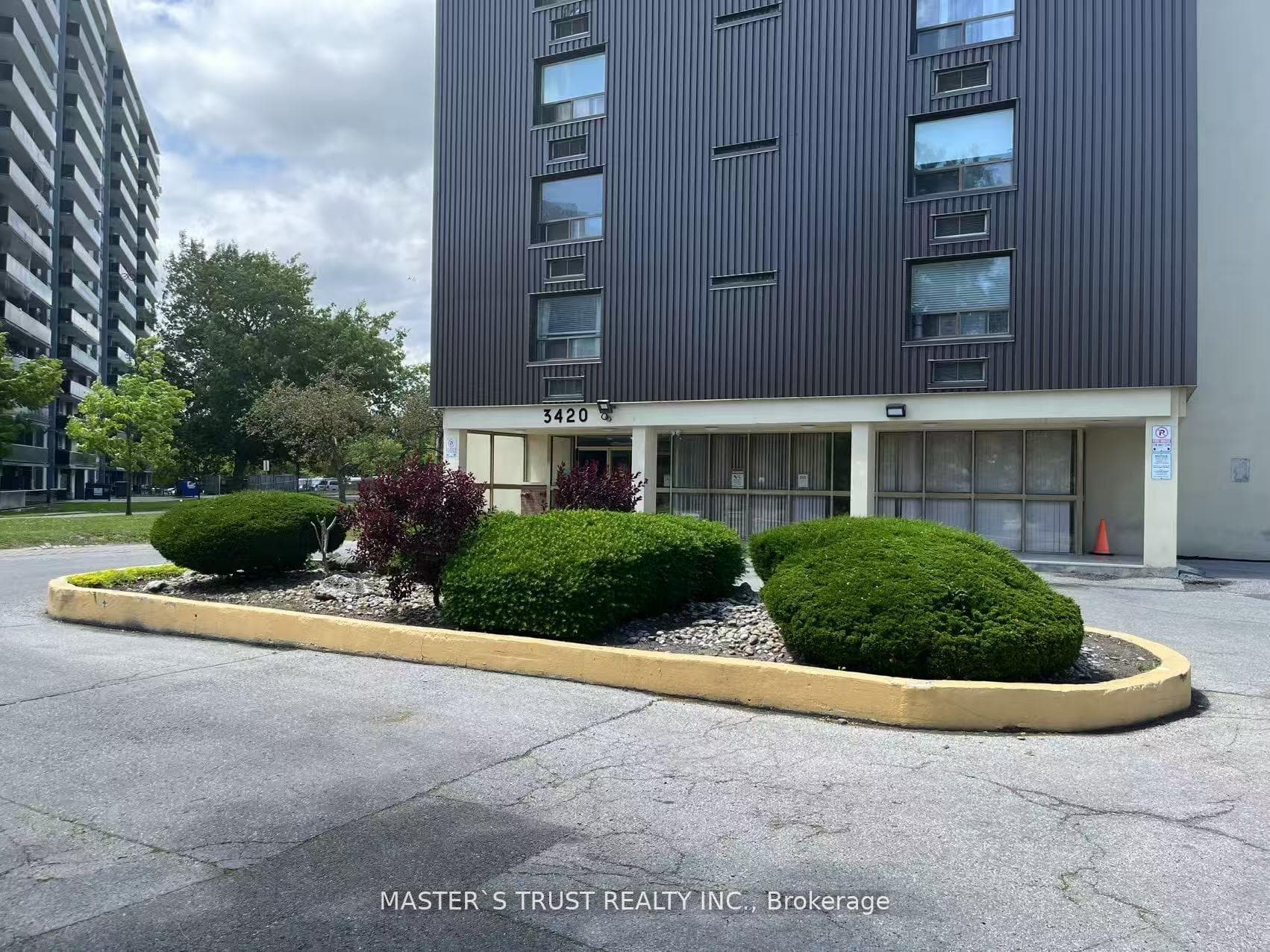 3420 Eglinton Avenue Unit 903 photo 2
