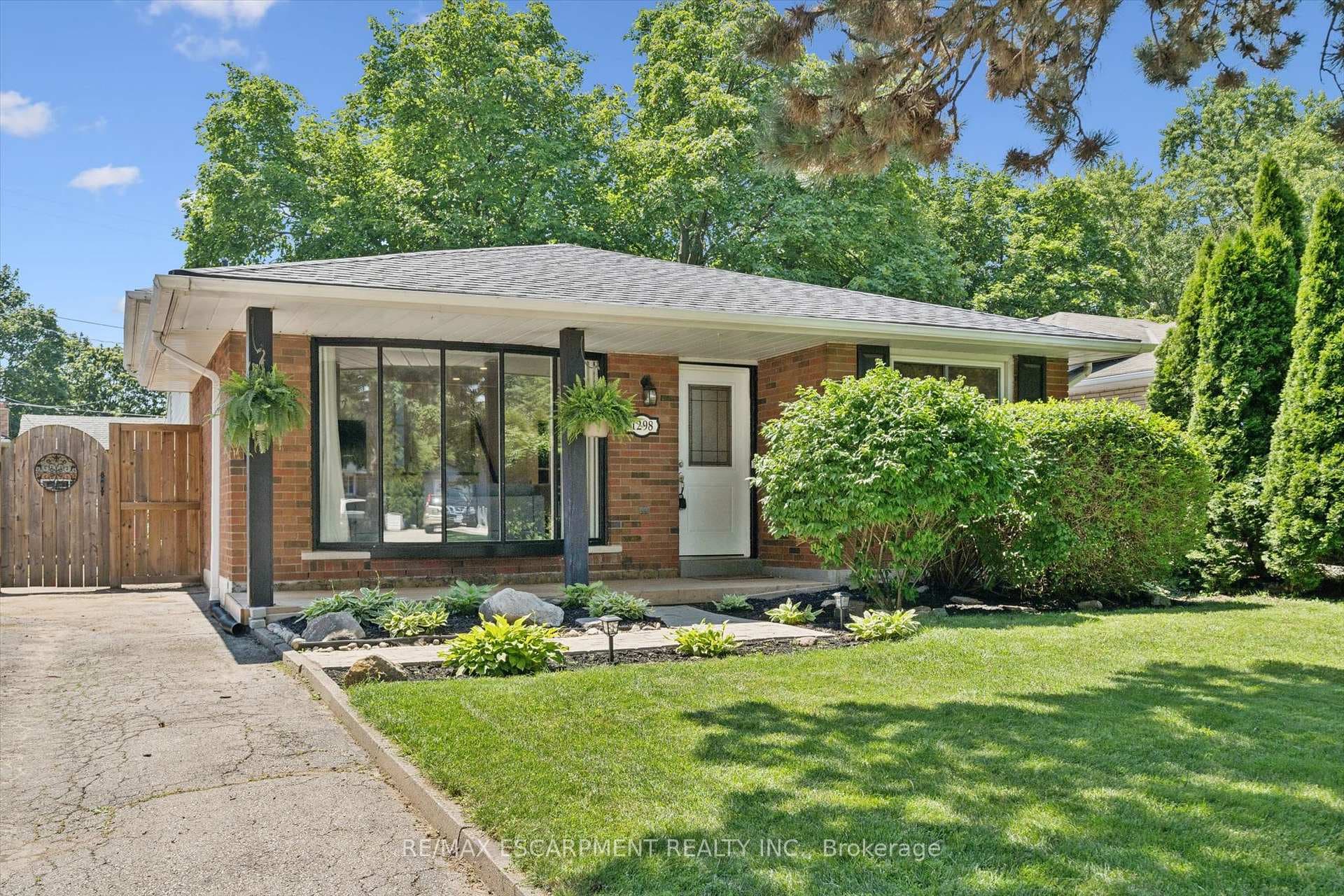 1298 Rosemary Crescent photo 2