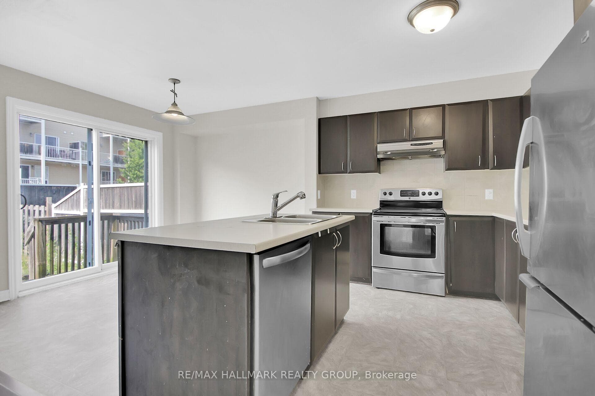 418 Temiskaming Crescent photo 10