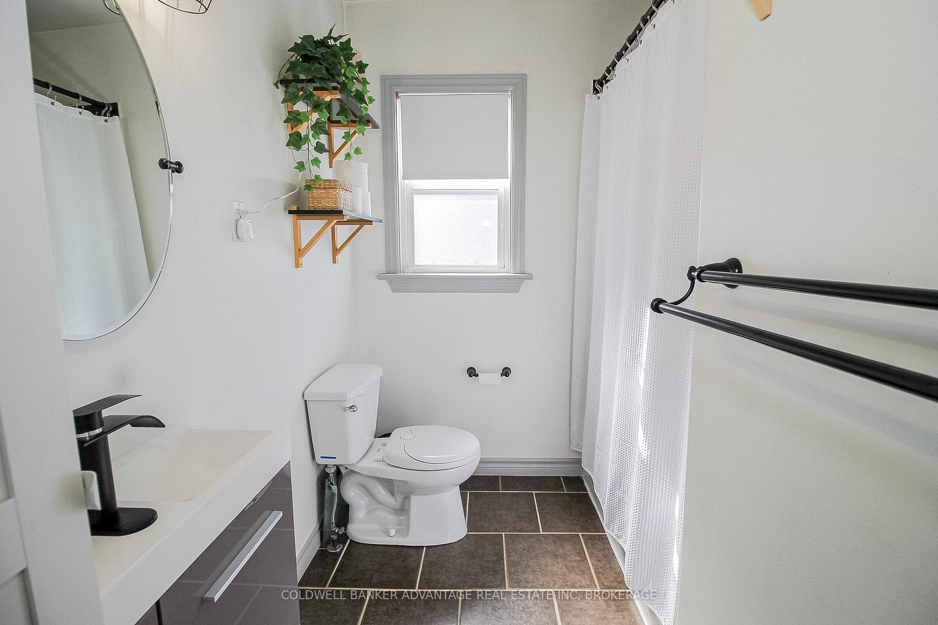 Main Floor Bath (4pc)