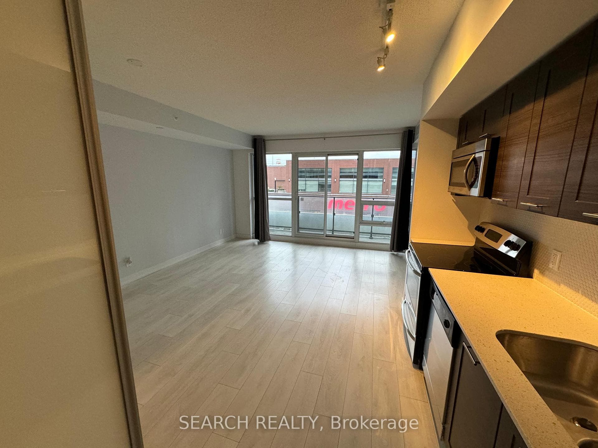 2220 Lakeshore Boulevard Unit 410 photo 4