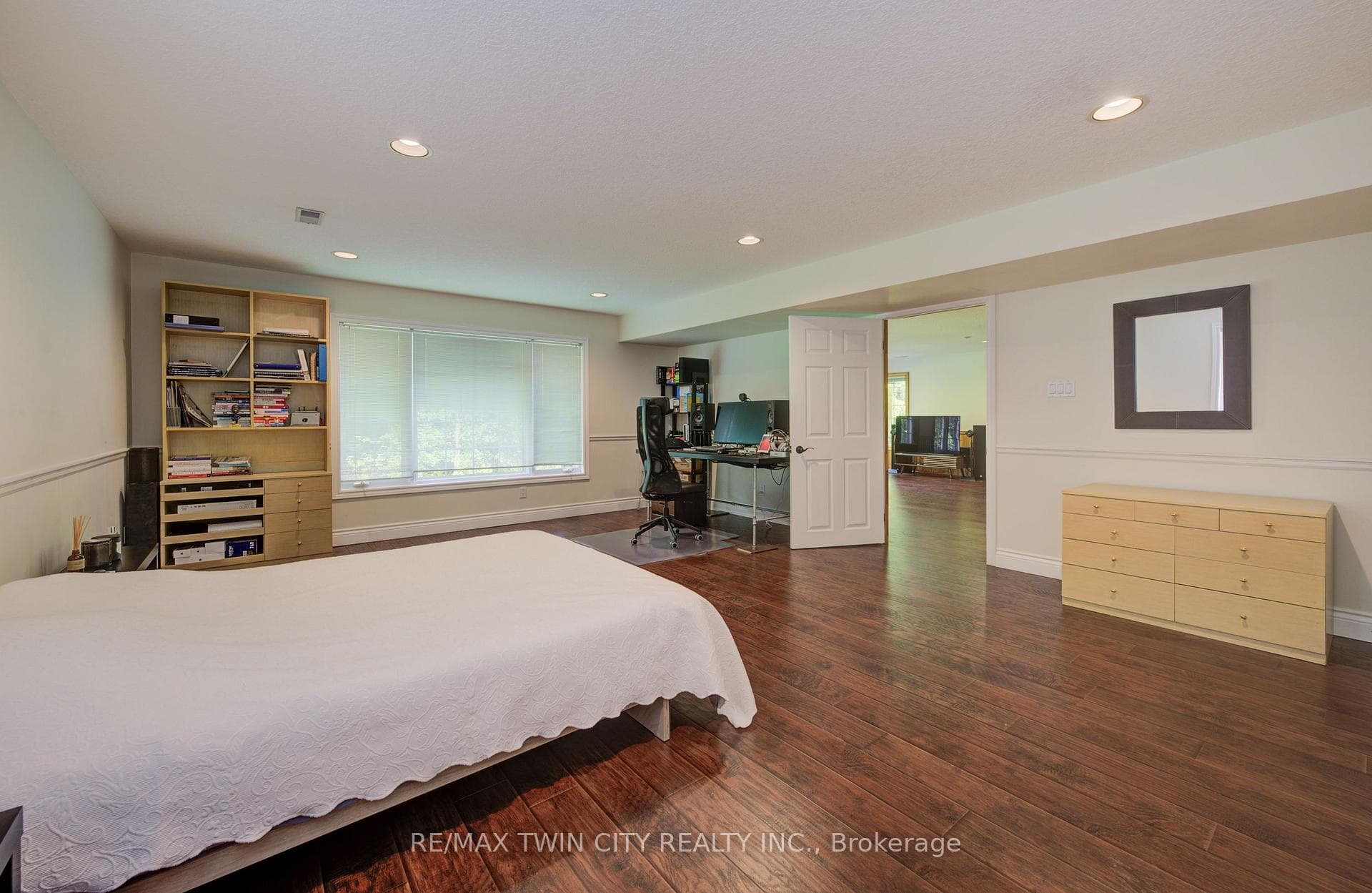 541 Paradise Crescent photo 35