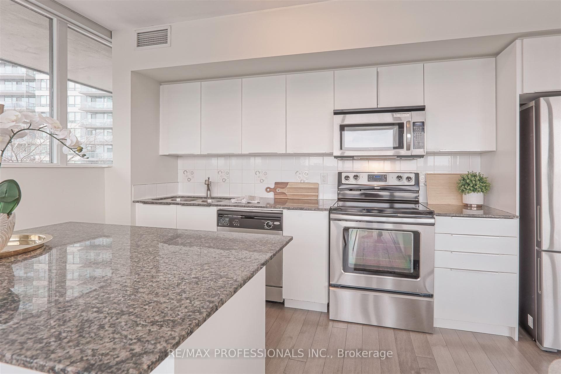 2240 Lake Shore Boulevard photo 8