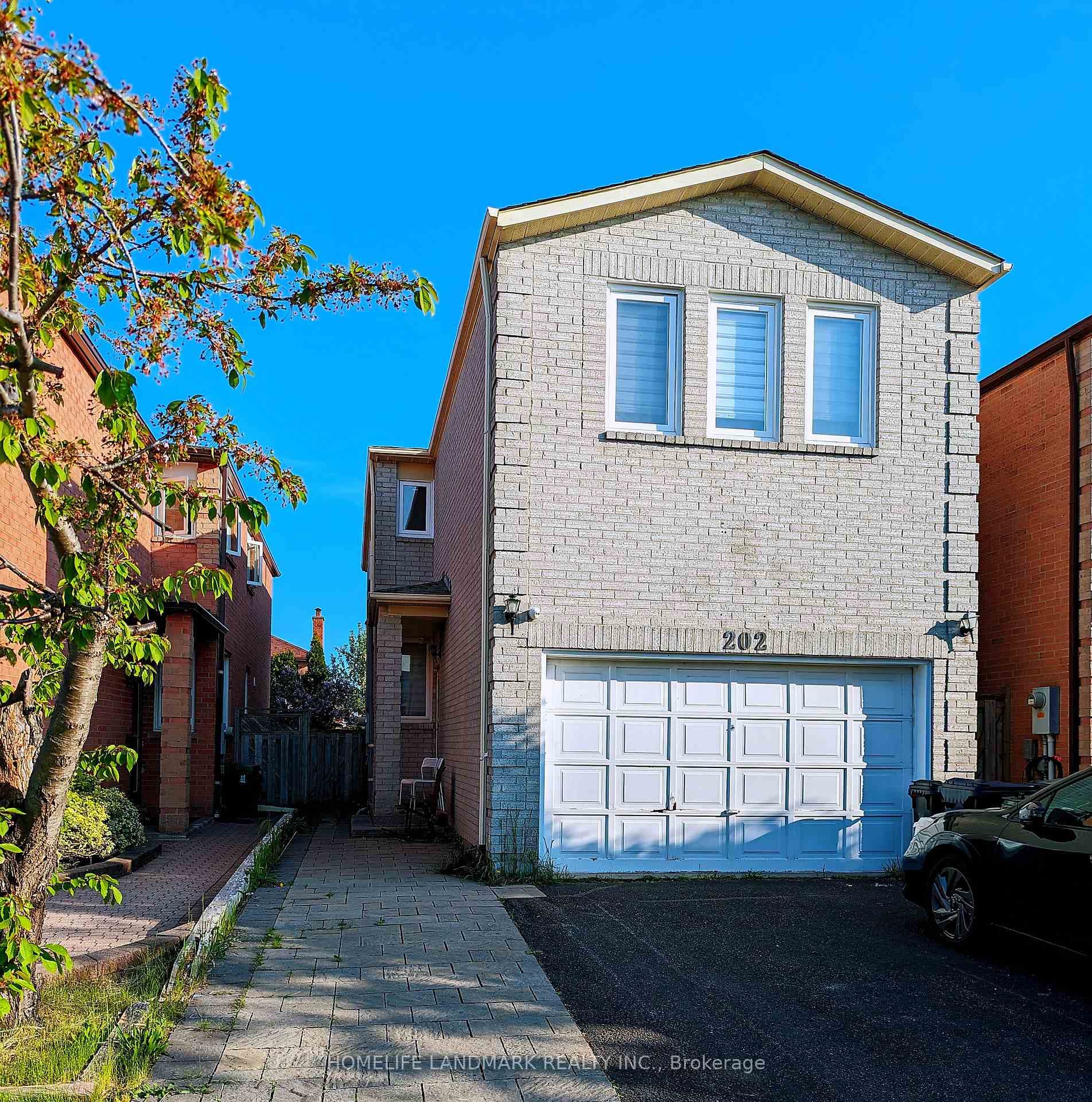 202 Roxanne Crescent photo 1