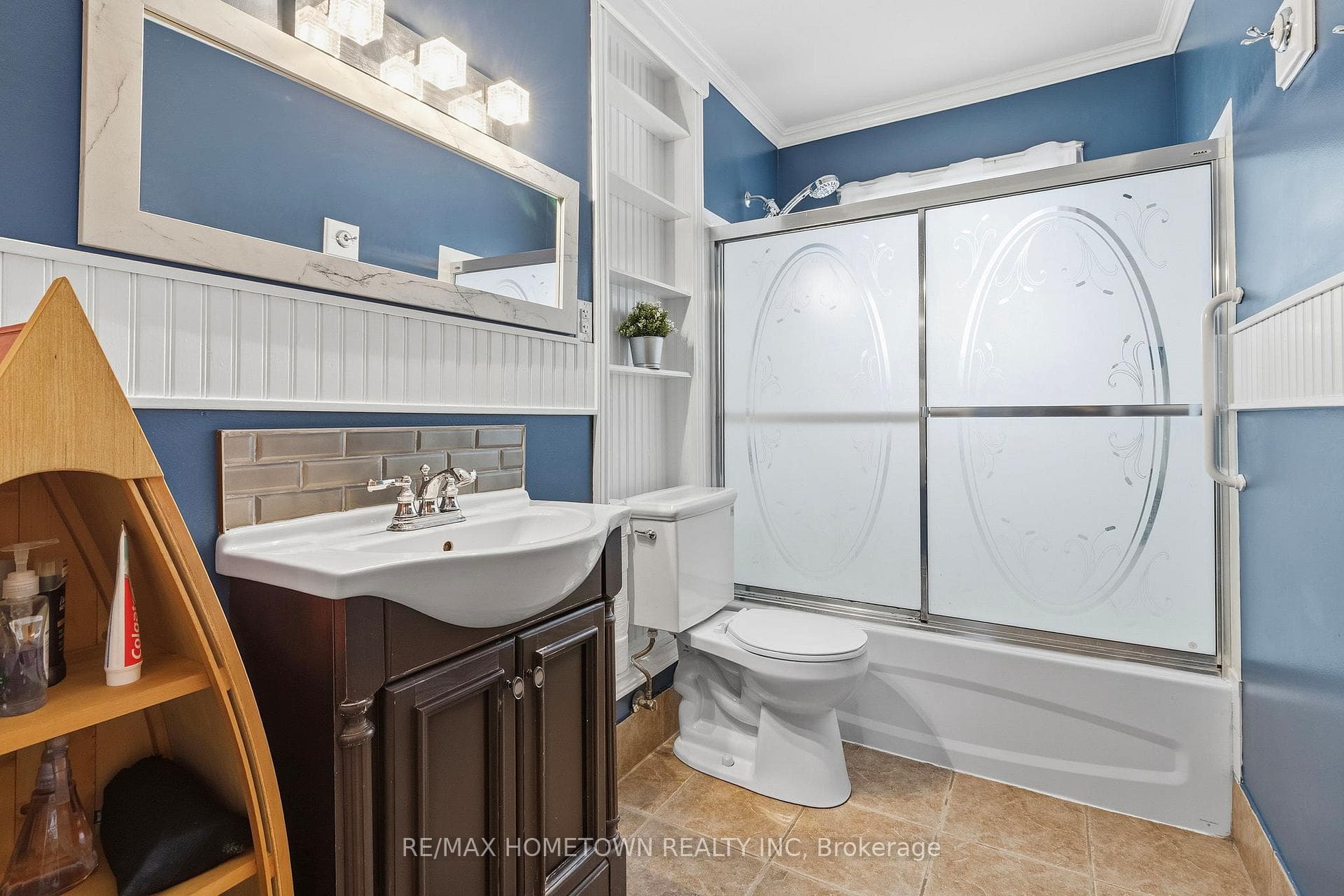 2038 Dundas Street photo 20