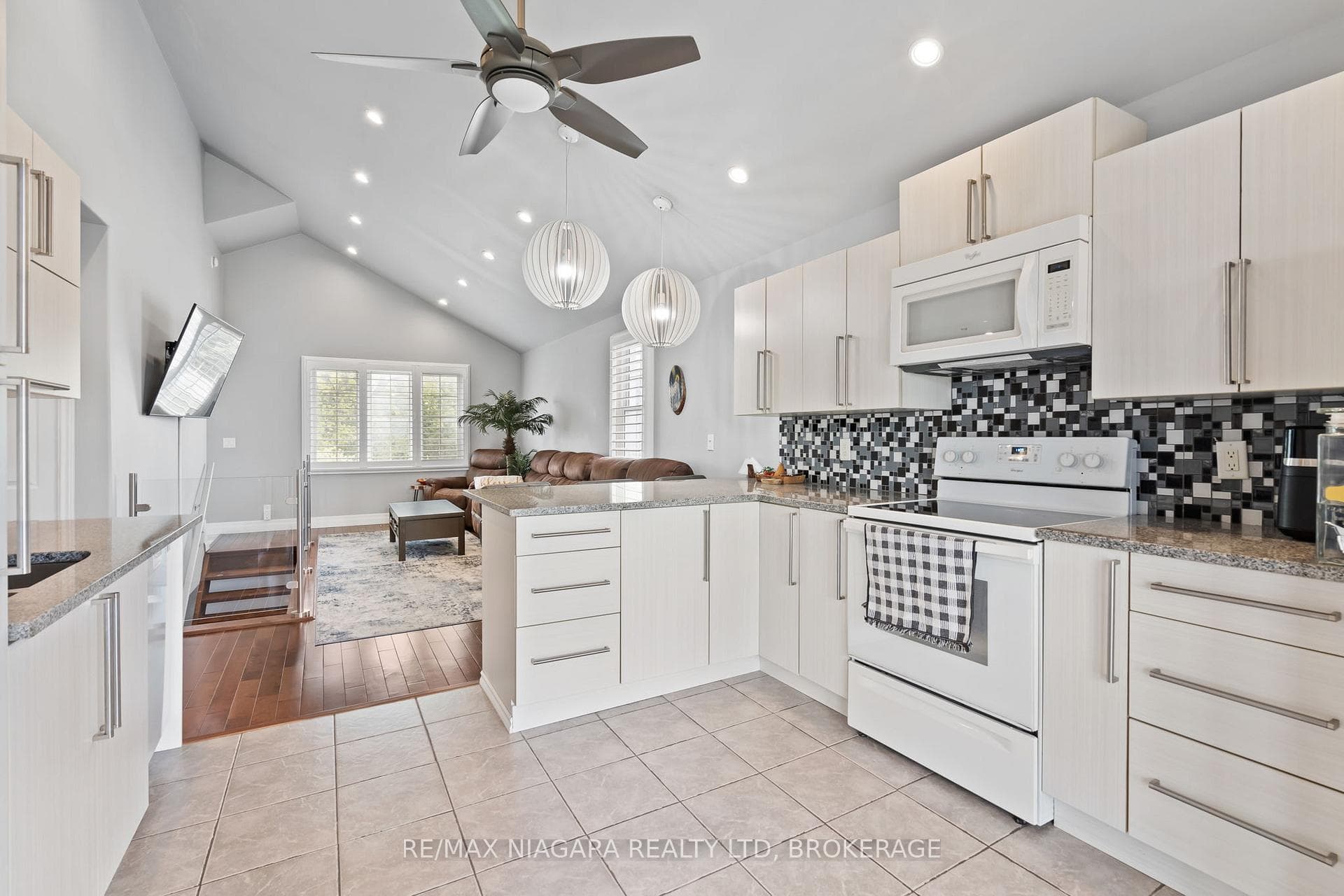8134 Beaverdams Road photo 10