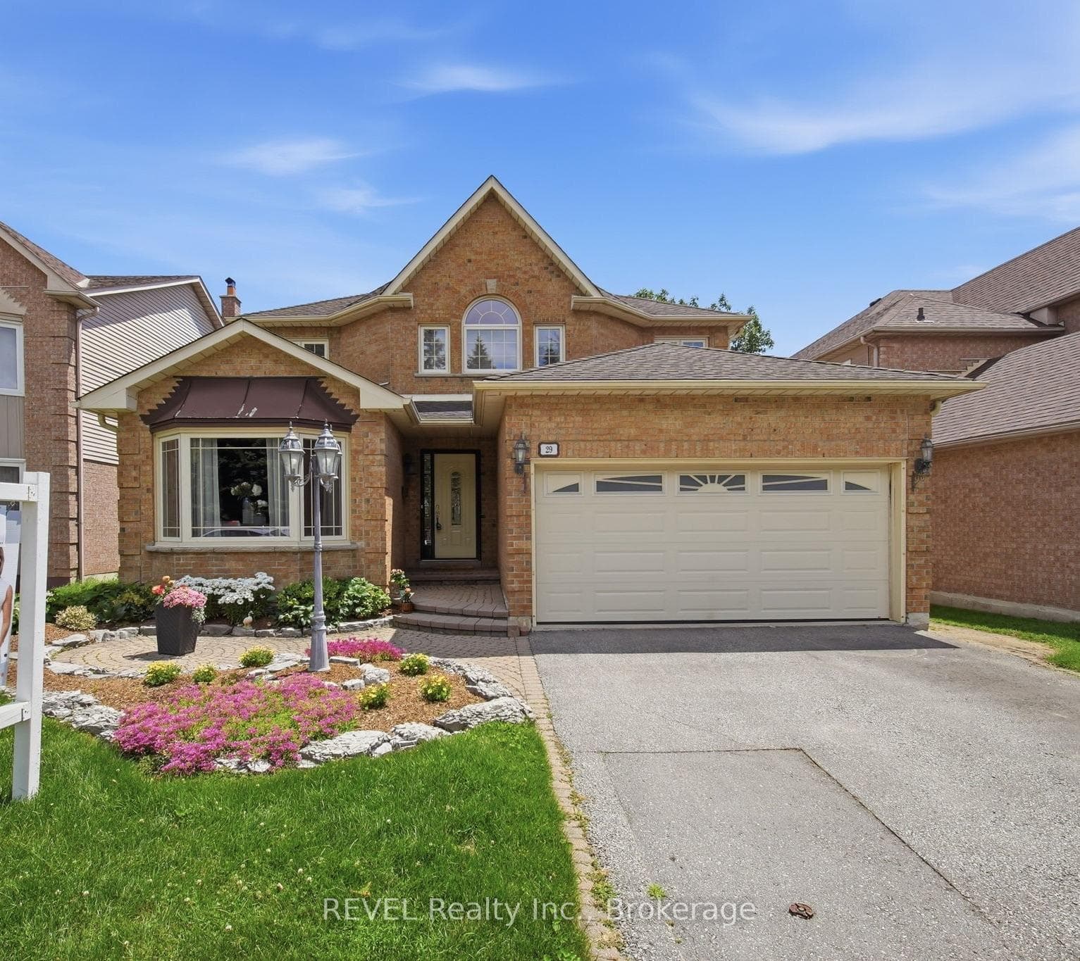 29 Stratton Crescent photo 1