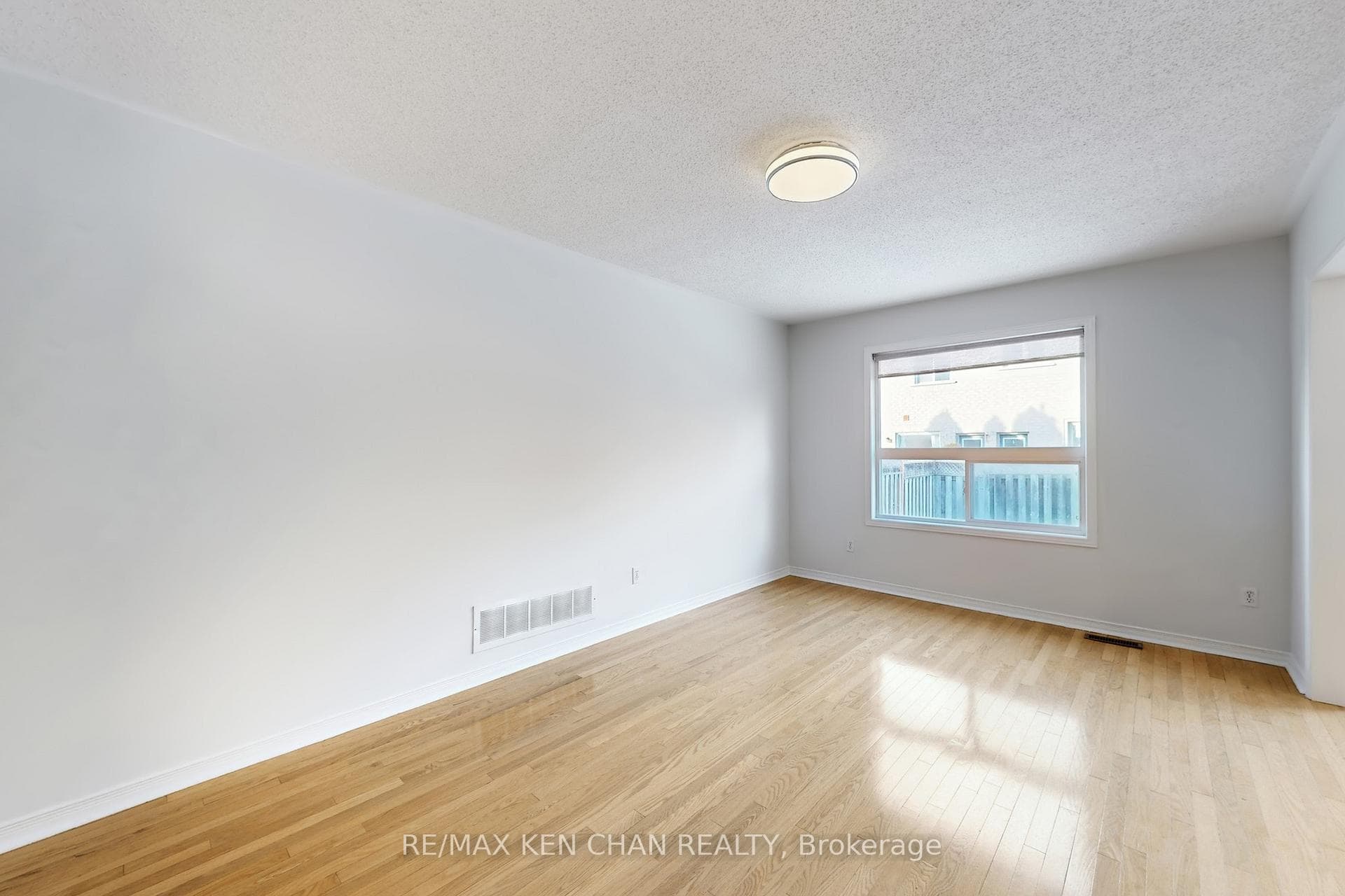 26 Waterton Crescent photo 5