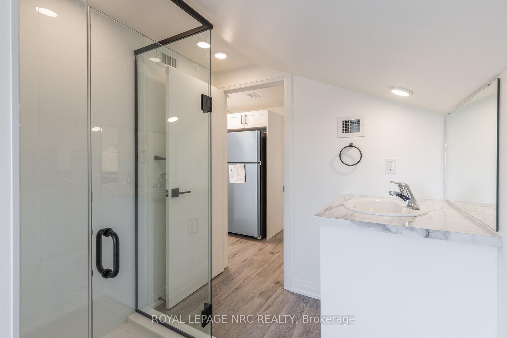 22-24 Queenston Street Unit Upper photo 12